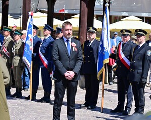 Na Rynku w Rzeszowie, uczczono obchody 235. rocznicy uchwalenia Konstytucji 3 Maja. Pod pomnikiem gen. Tadeusza Kościuszki przedstawiciele władz administracyjnych i samorządowych oraz służb mundurowych złożyli wieńce i kwiaty