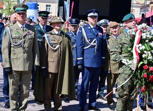 Na Rynku w Rzeszowie, uczczono obchody 235. rocznicy uchwalenia Konstytucji 3 Maja. Pod pomnikiem gen. Tadeusza Kościuszki przedstawiciele władz administracyjnych i samorządowych oraz służb mundurowych złożyli wieńce i kwiaty