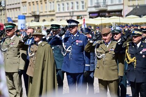 Na Rynku w Rzeszowie, uczczono obchody 235. rocznicy uchwalenia Konstytucji 3 Maja. Pod pomnikiem gen. Tadeusza Kościuszki przedstawiciele władz administracyjnych i samorządowych oraz służb mundurowych złożyli wieńce i kwiaty