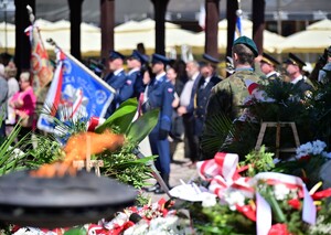 Na Rynku w Rzeszowie, uczczono obchody 235. rocznicy uchwalenia Konstytucji 3 Maja. Pod pomnikiem gen. Tadeusza Kościuszki przedstawiciele władz administracyjnych i samorządowych oraz służb mundurowych złożyli wieńce i kwiaty