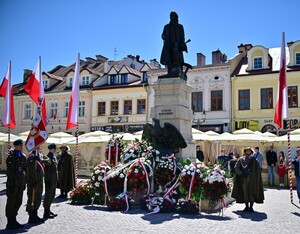 Na Rynku w Rzeszowie, uczczono obchody 235. rocznicy uchwalenia Konstytucji 3 Maja. Pod pomnikiem gen. Tadeusza Kościuszki przedstawiciele władz administracyjnych i samorządowych oraz służb mundurowych złożyli wieńce i kwiaty