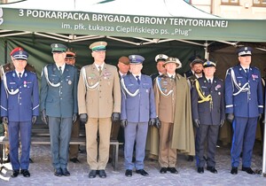 Na Rynku w Rzeszowie, uczczono obchody 235. rocznicy uchwalenia Konstytucji 3 Maja. Pod pomnikiem gen. Tadeusza Kościuszki przedstawiciele władz administracyjnych i samorządowych oraz służb mundurowych złożyli wieńce i kwiaty