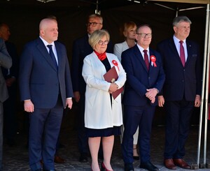 Na Rynku w Rzeszowie, uczczono obchody 235. rocznicy uchwalenia Konstytucji 3 Maja. Pod pomnikiem gen. Tadeusza Kościuszki przedstawiciele władz administracyjnych i samorządowych oraz służb mundurowych złożyli wieńce i kwiaty