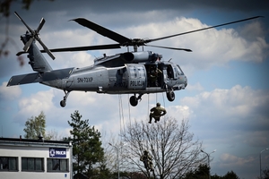 Policyjni kontrterroryści podczas ćwiczeń z policyjnym śmigłowcem Black Hawk