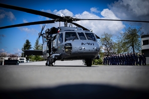 Policyjni kontrterroryści podczas ćwiczeń z policyjnym śmigłowcem Black Hawk