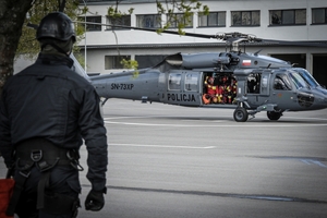 Policyjni kontrterroryści podczas ćwiczeń z policyjnym śmigłowcem Black Hawk