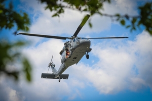 Policyjni kontrterroryści podczas ćwiczeń z policyjnym śmigłowcem Black Hawk