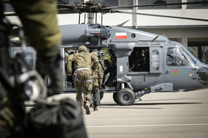 Policyjni kontrterroryści podczas ćwiczeń z policyjnym śmigłowcem Black Hawk