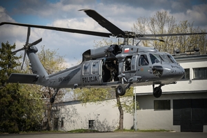 Policyjni kontrterroryści podczas ćwiczeń z policyjnym śmigłowcem Black Hawk
