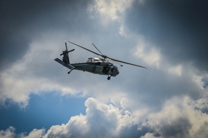 Policyjni kontrterroryści podczas ćwiczeń z policyjnym śmigłowcem Black Hawk