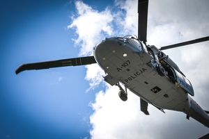 Policyjni kontrterroryści podczas ćwiczeń z policyjnym śmigłowcem Black Hawk
