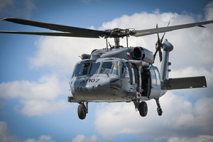 Policyjni kontrterroryści podczas ćwiczeń z policyjnym śmigłowcem Black Hawk