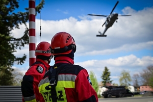 Policyjni kontrterroryści podczas ćwiczeń z policyjnym śmigłowcem Black Hawk
