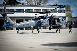 Policyjni kontrterroryści podczas ćwiczeń z policyjnym śmigłowcem Black Hawk