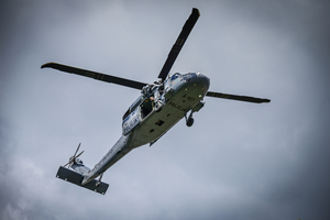 Policyjni kontrterroryści podczas ćwiczeń z policyjnym śmigłowcem Black Hawk