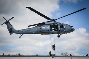 Policyjni kontrterroryści podczas ćwiczeń z policyjnym śmigłowcem Black Hawk