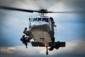 Policyjni kontrterroryści podczas ćwiczeń z policyjnym śmigłowcem Black Hawk