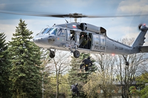 Policyjni kontrterroryści podczas ćwiczeń z policyjnym śmigłowcem Black Hawk