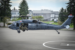 Policyjni kontrterroryści podczas ćwiczeń z policyjnym śmigłowcem Black Hawk
