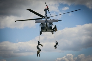 Policyjni kontrterroryści podczas ćwiczeń z policyjnym śmigłowcem Black Hawk