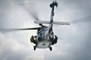 Policyjni kontrterroryści podczas ćwiczeń z policyjnym śmigłowcem Black Hawk