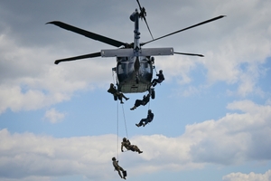 Policyjni kontrterroryści podczas ćwiczeń z policyjnym śmigłowcem Black Hawk
