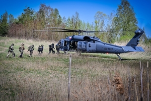 Policyjni kontrterroryści podczas ćwiczeń z policyjnym śmigłowcem Black Hawk
