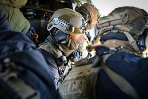 Policyjni kontrterroryści podczas ćwiczeń z policyjnym śmigłowcem Black Hawk
