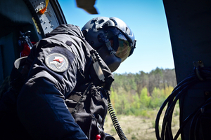 Policyjni kontrterroryści podczas ćwiczeń z policyjnym śmigłowcem Black Hawk