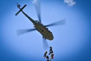Policyjni kontrterroryści podczas ćwiczeń z policyjnym śmigłowcem Black Hawk