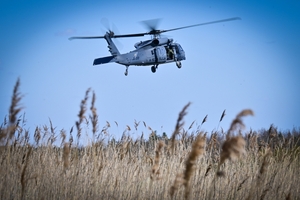 Policyjni kontrterroryści podczas ćwiczeń z policyjnym śmigłowcem Black Hawk