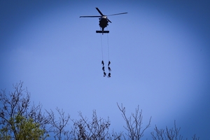 Policyjni kontrterroryści podczas ćwiczeń z policyjnym śmigłowcem Black Hawk