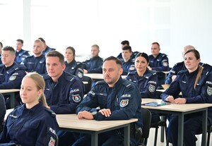 48 policjantek i policjantów z komend miejskich i powiatowych z garnizonu podkarpackiego, zgromadzonych na sali podczas rozpoczęcia szkolenia zawodowego podoficerskiego