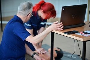 Policjanci podczas konkurencji udzielania pierwszej pomocy - z fantomem do ćwiczeń.