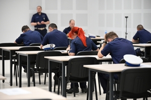 Policjanci podczas pisania testu na auli Oddziału Prewencji Policji w Rzeszowie.