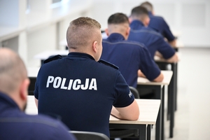 Policjanci podczas pisania testu na auli Oddziału Prewencji Policji w Rzeszowie.