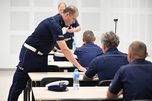 Policjanci podczas pisania testu na auli Oddziału Prewencji Policji w Rzeszowie.