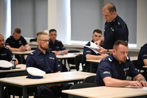 Policjanci podczas pisania testu na auli Oddziału Prewencji Policji w Rzeszowie.