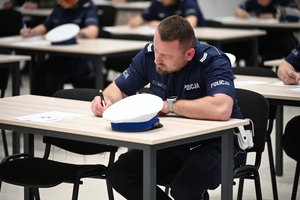 Policjanci podczas pisania testu na auli Oddziału Prewencji Policji w Rzeszowie.