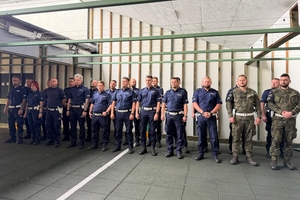 Policjanci tuż przed konkurencją strzelania na strzelnicy Oddziału Prewencji Policji w Rzeszowie.