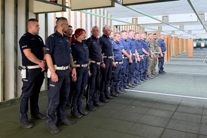Policjanci tuż przed konkurencją strzelania na strzelnicy Oddziału Prewencji Policji w Rzeszowie.