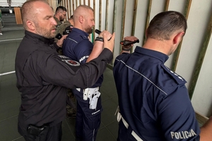 Policjanci tuż przed konkurencją strzelania na strzelnicy Oddziału Prewencji Policji w Rzeszowie.