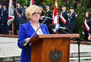 Zgromadzeni przy pomniku gen. Władysława Sikorskiego w Parku Jedności Polonii z Macierzą w Rzeszowie, przedstawiciele samorządu, władz miasta, służb mundurowych podczas uroczystości.
