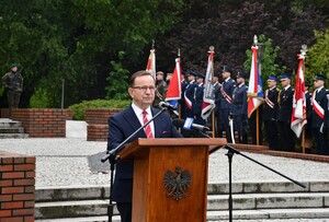 Zgromadzeni przy pomniku gen. Władysława Sikorskiego w Parku Jedności Polonii z Macierzą w Rzeszowie, przedstawiciele samorządu, władz miasta, służb mundurowych podczas uroczystości.