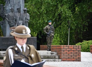 Zgromadzeni przy pomniku gen. Władysława Sikorskiego w Parku Jedności Polonii z Macierzą w Rzeszowie, przedstawiciele samorządu, władz miasta, służb mundurowych podczas uroczystości.