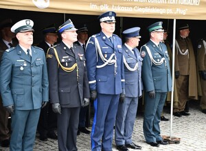 Zgromadzeni przy pomniku gen. Władysława Sikorskiego w Parku Jedności Polonii z Macierzą w Rzeszowie, przedstawiciele samorządu, władz miasta, służb mundurowych podczas uroczystości.