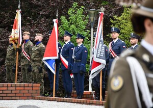 Zgromadzeni przy pomniku gen. Władysława Sikorskiego w Parku Jedności Polonii z Macierzą w Rzeszowie, przedstawiciele samorządu, władz miasta, służb mundurowych podczas uroczystości.