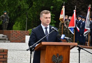 Zgromadzeni przy pomniku gen. Władysława Sikorskiego w Parku Jedności Polonii z Macierzą w Rzeszowie, przedstawiciele samorządu, władz miasta, służb mundurowych podczas uroczystości.