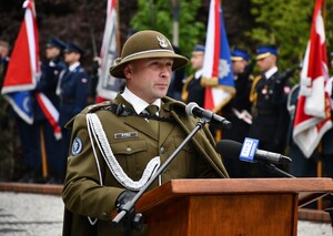 Zgromadzeni przy pomniku gen. Władysława Sikorskiego w Parku Jedności Polonii z Macierzą w Rzeszowie, przedstawiciele samorządu, władz miasta, służb mundurowych podczas uroczystości.