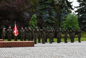 Zgromadzeni przy pomniku gen. Władysława Sikorskiego w Parku Jedności Polonii z Macierzą w Rzeszowie, przedstawiciele samorządu, władz miasta, służb mundurowych podczas uroczystości.